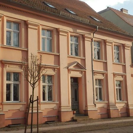 Bed&Breakfast Wagner "Im Alten Pfarrhaus" Нойрупин Екстериор снимка