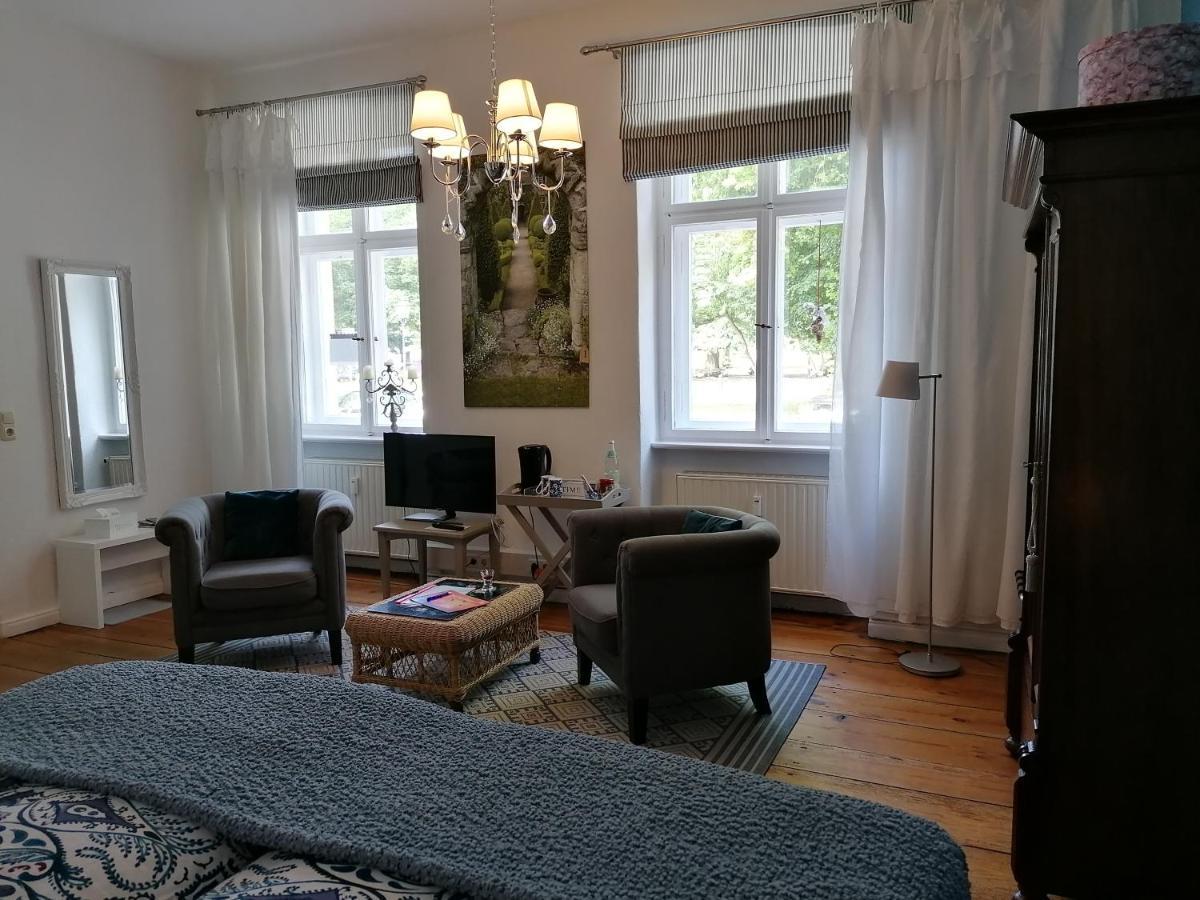Bed&Breakfast Wagner "Im Alten Pfarrhaus" Нойрупин Екстериор снимка