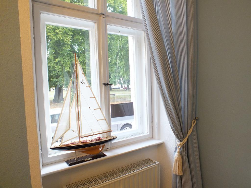Bed&Breakfast Wagner "Im Alten Pfarrhaus" Нойрупин Екстериор снимка
