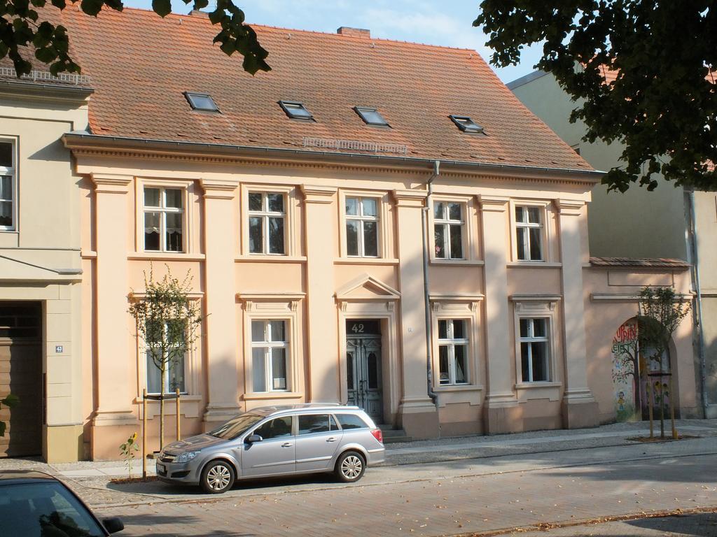 Bed&Breakfast Wagner "Im Alten Pfarrhaus" Нойрупин Екстериор снимка