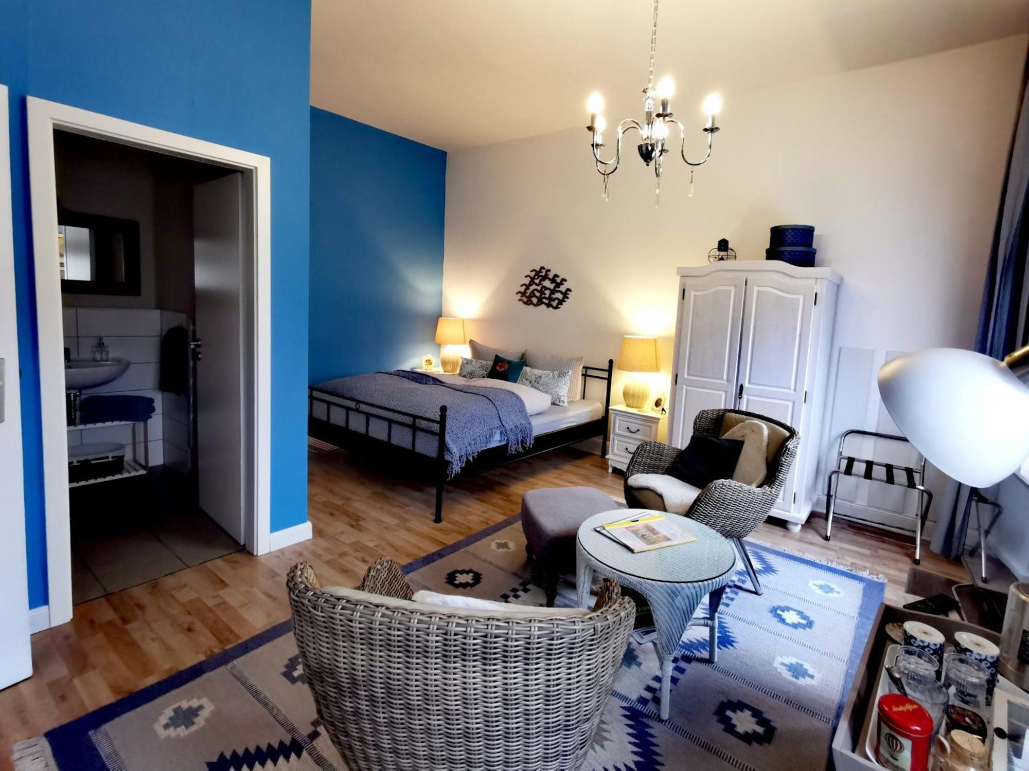 Bed&Breakfast Wagner "Im Alten Pfarrhaus" Нойрупин Стая снимка