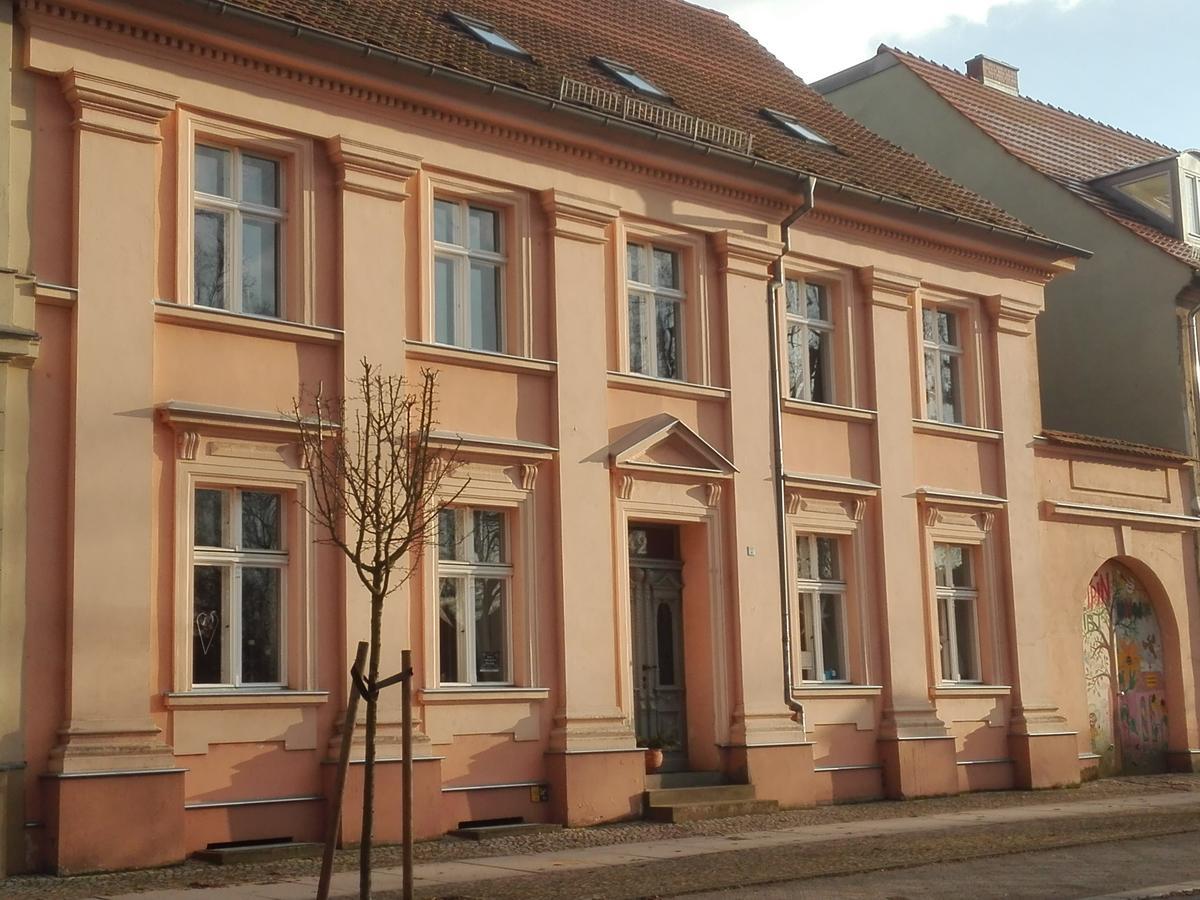 Bed&Breakfast Wagner "Im Alten Pfarrhaus" Нойрупин Екстериор снимка